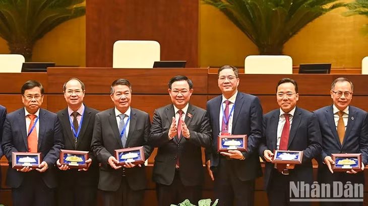 Chủ tịch Quốc hội Vương Đình Huệ tặng quà lưu niệm cho các Đại sứ, Trưởng Cơ quan đại diện ngoại giao Việt Nam ở nước ngoài. (Ảnh: DUY LINH)