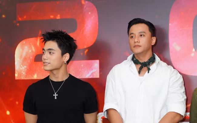 Mono và Mai Tài Phến tại họp báo.