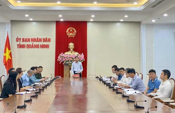 Đồng chí Vũ Văn Diện, Phó Chủ tịch UBND tỉnh, Trưởng Ban chỉ đạo về chống khai thác IUU tỉnh, phát biểu tại cuộc họp.