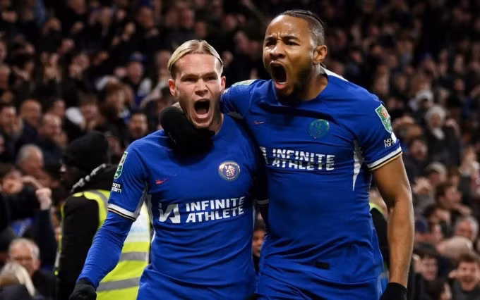 Mudryk (trái) mừng bàn thắng gỡ hòa cùng Nkunku, trên sân Stamford Bridge hôm 19/12. Ảnh: Reuters