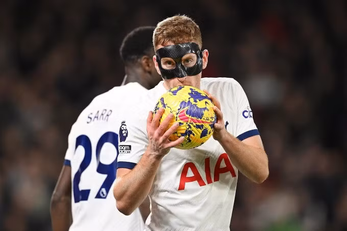 Kulusevski (phải) mừng bàn ấn định chiến thắng 2-0 trên sân City Ground hôm 15/12. Ảnh: Reuters