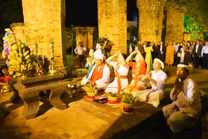 Chương trình nghệ thuật bán thực cảnh tại Tháp Bà Ponagar Nha Trang nhận được sự quan tâm của du khách. Ảnh: Hữu Long