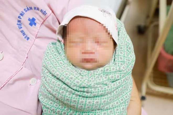 Bé gái chào đời tại Bệnh viện Phụ Sản Hà Nội trong niềm hạnh phúc vỡ òa của người mẹ chờ con 18 năm. Ảnh: BVCC