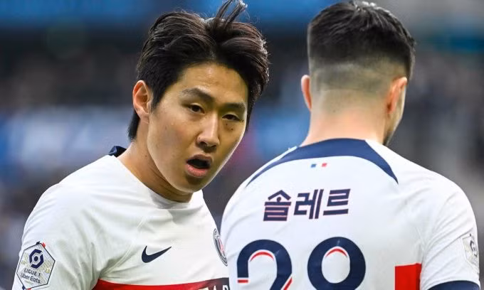 Lee Kang-in (trái) và Carlos Soler trong trận PSG gặp chủ nhà Le Havre trên sân Oceane, Pháp, vòng 14 Ligue 1 ngày 3/12/2023. Ảnh: Goal