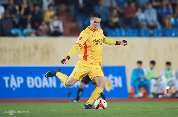 Filip Nguyễn trong trận CAHN hòa 2-2 trên sân Thiên Trường của Nam Định tại vòng 5 V-League ngày 9/12. Ảnh: Lâm Thoả