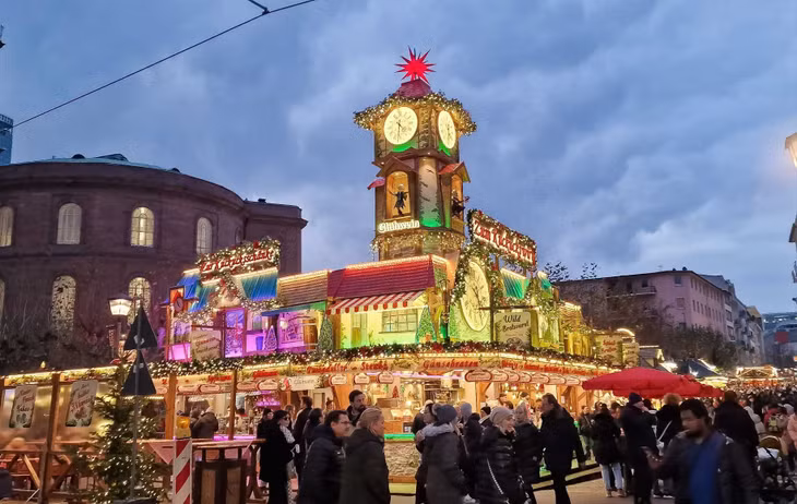 Thành phố Frankfurt (Đức) là một trong những điểm đến thu hút du khách vào mùa Đông, đặc biệt là dịp lễ Giáng sinh. Đây là nơi có truyền thống diễn ra hội chợ Giáng sinh lâu đời ở Đức. Ảnh: Nguyễn Tất Thịnh