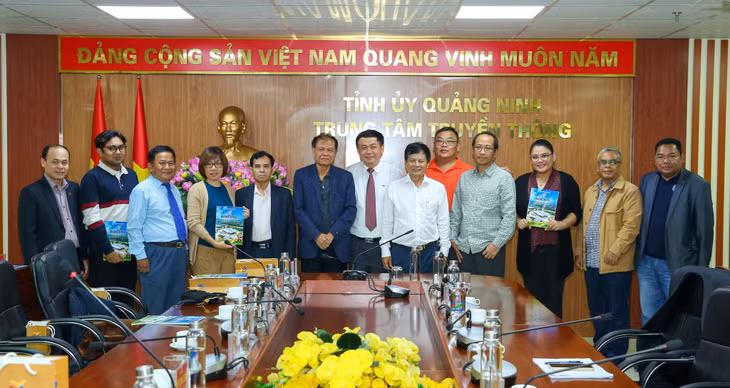 Các đại biểu chụp ảnh lưu niệm tại Trung tâm Truyền thông Quảng Ninh.