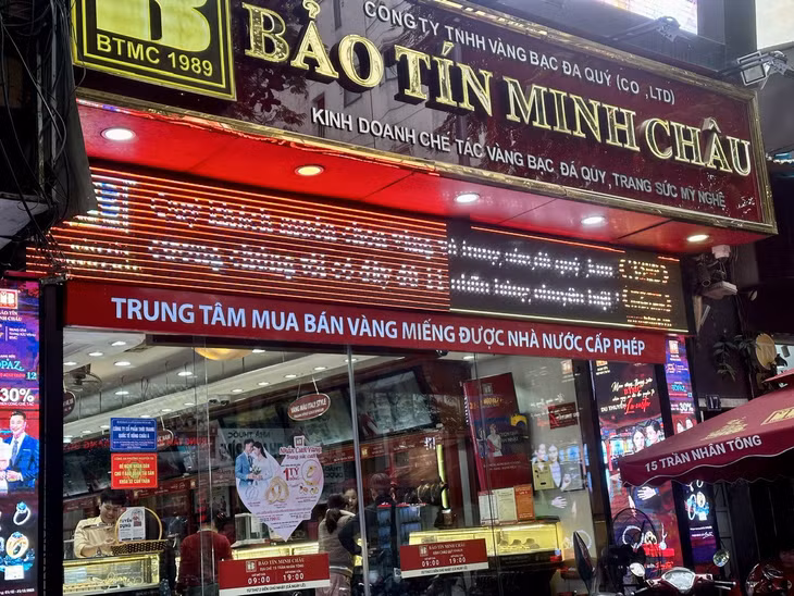 Chiều 4/12, lác đác một số người dân tới cửa hàng vàng bạc lựa chọn, mua vàng trang sức.
