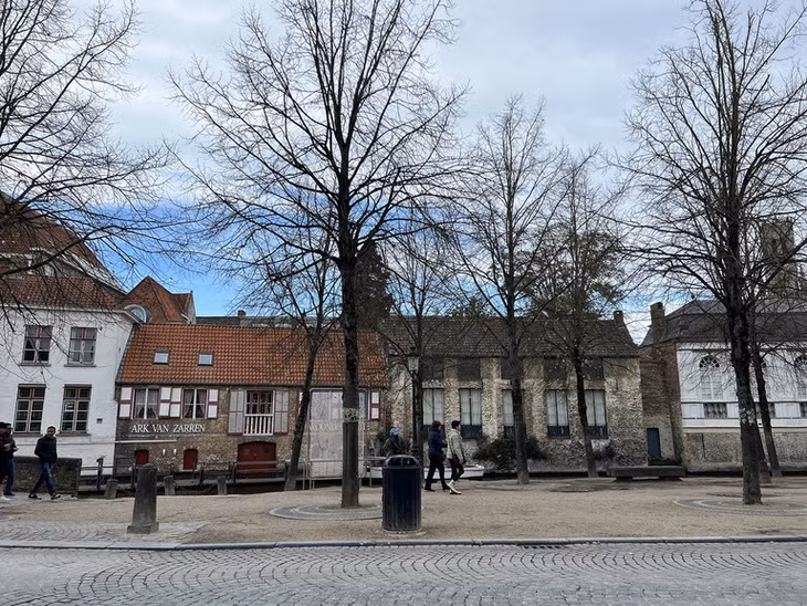 Mọi thứ ở Bruges đều giản dị, dịu dàng và chậm lại. (Ảnh: Hạ Phương)