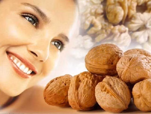 Quả óc chó chứa chất béo lành mạnh tạo nên hàng rào dầu tự nhiên cho làn da.