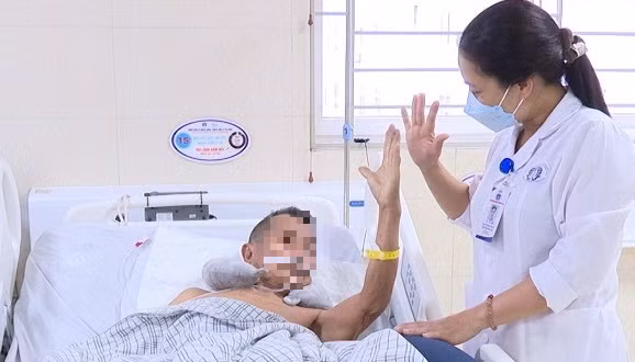 Người bệnh cần sự hướng dẫn của cán bộ y tế để phục hồi chức năng.