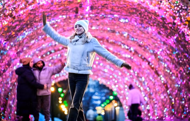 Trang trí chào đón Giáng sinh và Năm mới tại Moskva (Nga). (Ảnh: AFP/TTXVN)