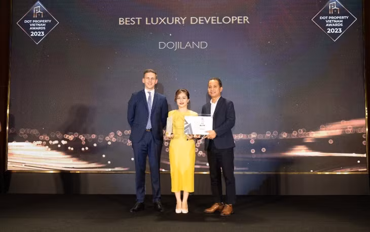 Đại diện DOJILAND nhận giải thưởng Nhà phát triển Bất động sản hạng sang hàng đầu Đông Nam Á tại DOT Property Southeast Asia Awards 2023