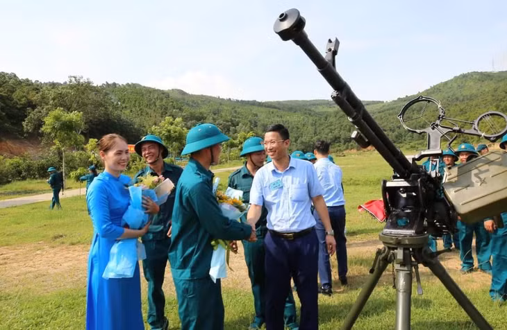 Anh Nguyễn Tiến Đạt (ngoài cùng bên phải) động viên các chiến sĩ tại một buổi bắn đạn thật của đơn vị.