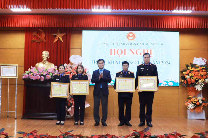 Các cá nhân có thành tích xuất sắc được nhận bằng khen của UBND tỉnh.