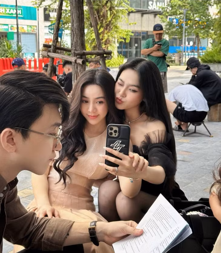 Đóng vai tình địch của Quỳnh Kool trên phim nhưng 2 nữ diễn viên khá thân thiết ở hậu trường 'Chúng ta của 8 năm sau'.