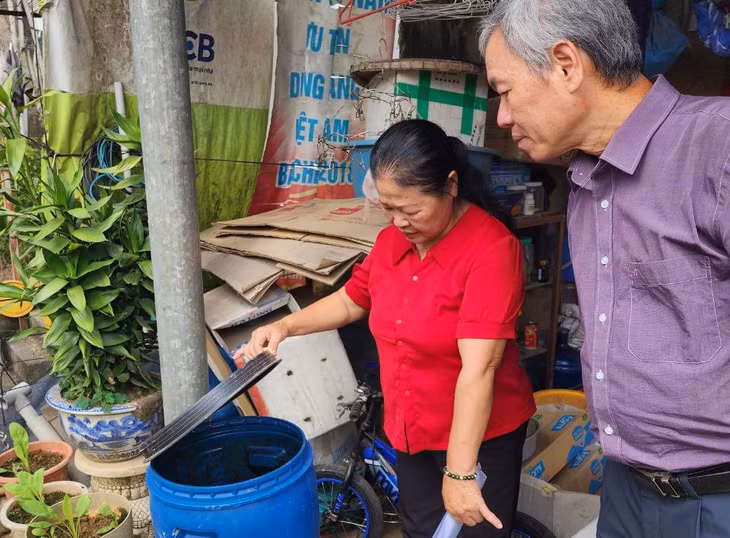 Gia đình bà Khổng Thị Hòa, thị trấn Ba Chẽ (huyện Ba Chẽ) áp dụng chế phẩm vi sinh để xử lý rác thải sinh hoạt đã giảm được lượng rác thải phải đem đi phân hủy. Ảnh: Đơn vị cung cấp.