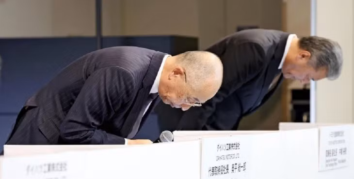 Ông Soichiro Okudaira, chủ tịch Daihatsu, tại cuộc họp báo liên quan đến vụ việc. Ảnh: The Yomiuri Shimbun.