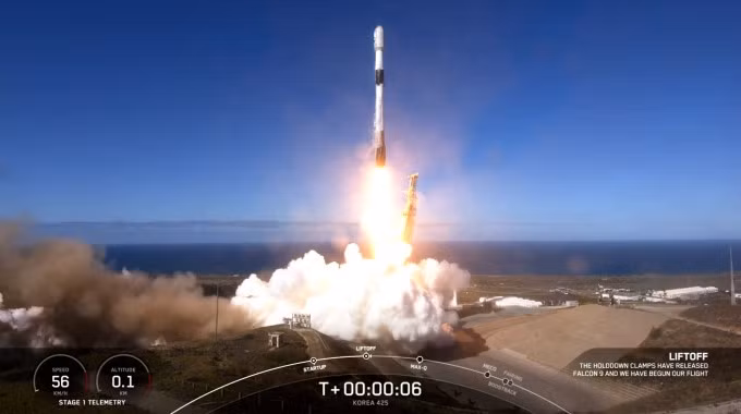 Tên lửa đẩy Falcon 9 mang theo vệ tinh của Hàn Quốc được phóng từ căn cứ không quân Vandenberg, bang California, Mỹ ngày 1/12. Ảnh: AFP