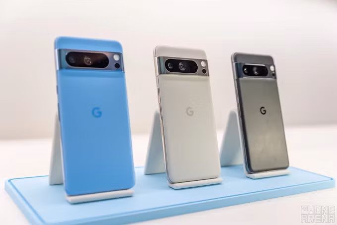 Pixel 8 Pro với ba màu xanh, xám và đen. Ảnh: PhoneArena