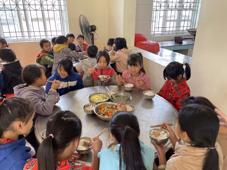 Bữa ăn bán trú nóng, đủ chất dinh dưỡng cho học sinh Trường PTDTBT Tiểu học và THCS Đồng Văn (huyện Bình Liêu).
