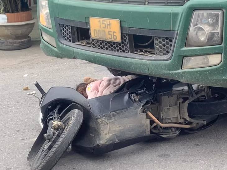 Hiện trường vụ tai nạn khiến cô gái trẻ tử vong.
