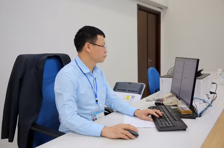 Cán bộ các sở, ngành của tỉnh giải quyết TTHC cho người dân, doanh nghiệp theo quy trình "5 bước trên môi trường điện tử" qua hệ thống Cổng dịch vụ công của tỉnh.