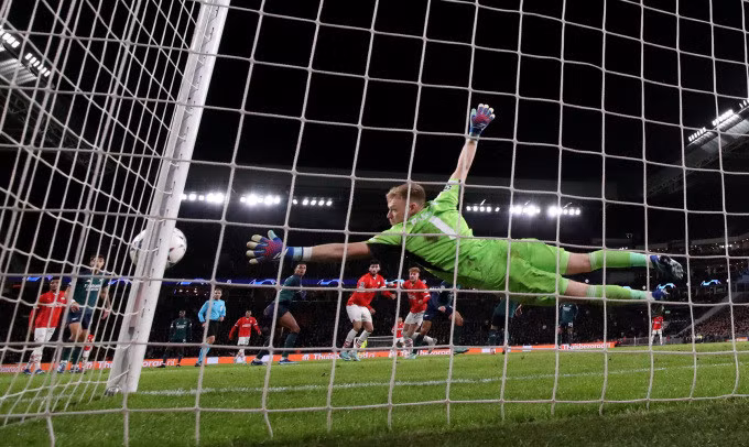 Thủ môn Aaron Ramsdale bay người nhìn theo khi bóng trúng cột dọc từ cú sút của Ismael Saibari trong trận PSV hòa Arsenal 1-1 trên sân Philips, Eindhoven ở lượt sáu bảng B Champions League ngày 12/12. Ảnh: Reuters