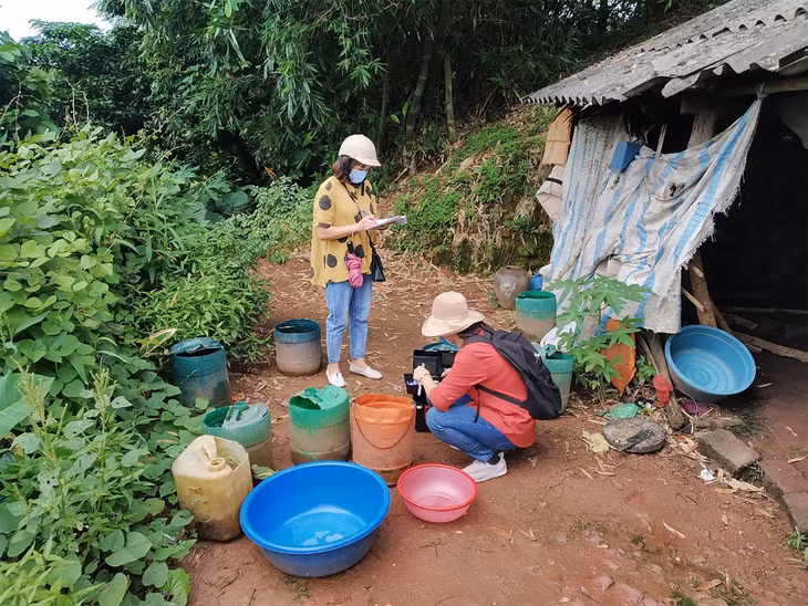 Cán bộ CDC Quảng Ninh giám sát véc-tơ sốt xuất huyết tại xã Lục Hồn (huyện Bình Liêu), tháng 9/2023. Ảnh: Hoài Minh