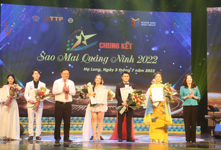 Ban Tổ chức trao giải nhất cho 3 thí sinh xuất sắc ở 3 dòng nhạc thính phòng, dân gia và nhạc nhẹ tại Chung kết Cuộc thi Sao Mai Quảng Ninh năm 2022.