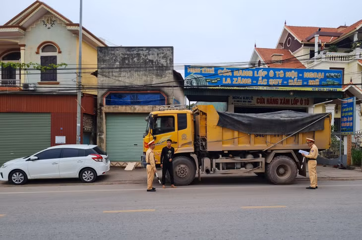 Lực lượng Công an thị xã sẽ triển khai kiểm soát, xử lý vi phạm tải trọng xe đúng theo chỉ đạo của Giám đốc Công an tỉnh và Chủ tịch UBND thị xã xử lý nghiêm, không có vùng cấm, ngoại lệ.