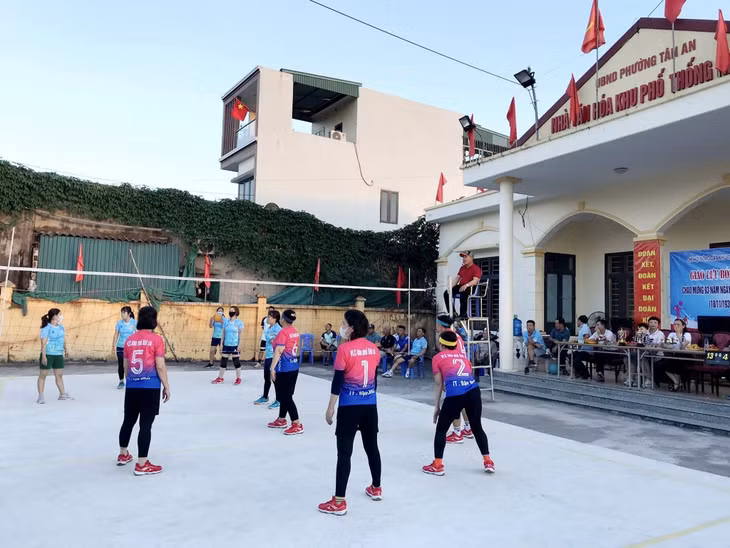 Các Chi hội nông dân phường Tân An (TX Quảng Yên) tổ chức giao lưu bóng chuyền hơi. Ảnh đơn vị cung cấp.