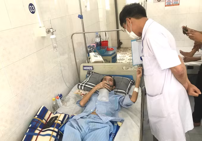 Bác sĩ thăm khám cho một bệnh nhân mắc bệnh bụi phổi từng làm việc tại doanh nghiệp sản xuất bột đá. Ảnh: Hùng Lê