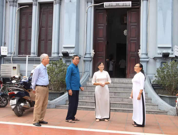 Ông Phạm Mạnh Hồng, Trưởng ban Đoàn kết Công giáo TP Cẩm Phả (ngoài cùng, bên trái) hỏi thăm, nắm bắt tình hình đời sống của giáo dân tại các ngày lễ hằng tuần.