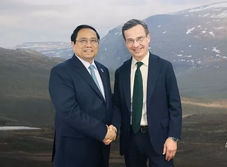 Thủ tướng Phạm Minh Chính gặp Thủ tướng Thụy Điển Ulf Kristersson. (Ảnh:TTXVN)