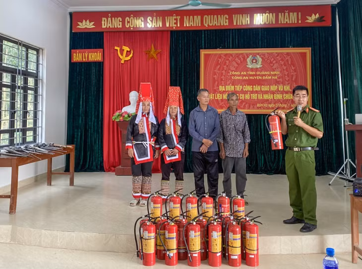 Đến nộp vũ khí, công cụ hỗ trợ, người dân xã Quảng Lâm được Công an huyện Đầm Hà tặng và hướng dẫn sử dụng bình chữa cháy.