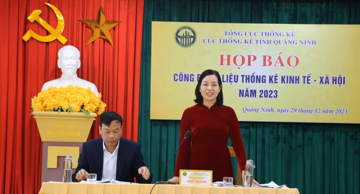 Lãnh đạo Cục Thống kê cung cấp số liệu kinh tế, xã hội của tỉnh năm 2023.