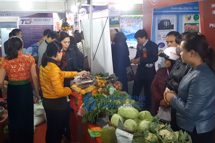 2017-12_Khách hàng mua sắm tại hội chợ Thương mại, Du lịch quốc tế Việt – Trung lần thứ 15 năm 2017. Ảnh: Hữu Việt.
