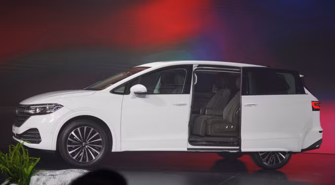 MPV Volkswagen Viloran giá cao nhất gần 2,2 tỷ đồng. Ảnh: Thành Nhạn
