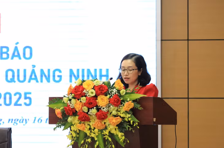 Hội viên Liên Chi hội Nhà báo Trung tâm Truyền thông tỉnh phát biểu tham luận.
