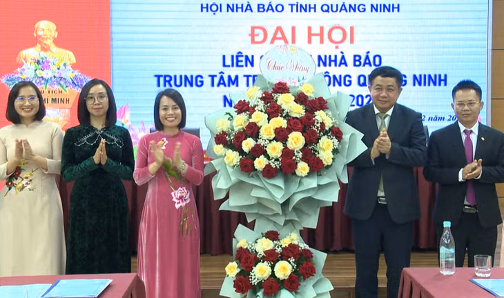 Đồng chí Mai Vũ Tuấn, Giám đốc Trung tâm Truyền thông tỉnh, Chủ tịch Hội Nhà báo tỉnh tặng hoa chúc mừng Ban Thư ký Liên Chi hội Nhà báo Trung tâm Truyền thông tỉnh khóa II.