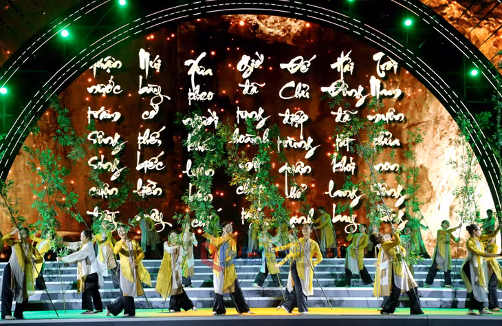 Bài thơ “Ngự chế Thiên Nam động chủ đề” khắc trên vách đá núi Truyền Đăng được tái hiện lại trong màn múa trên nền ca khúc "Gõ phàng trên Vịnh Hạ Long".