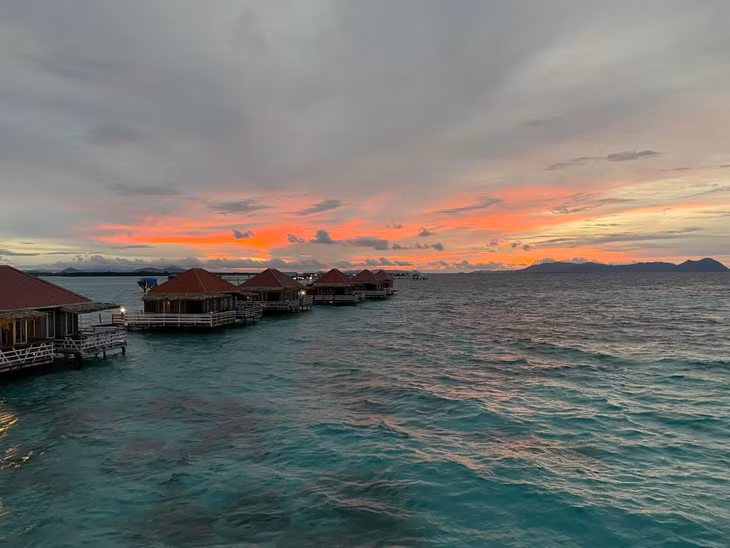 Khung cảnh hoàng hôn tại một khu resort trên vùng biển Semporna. Ảnh: Nguyễn Quốc Thái