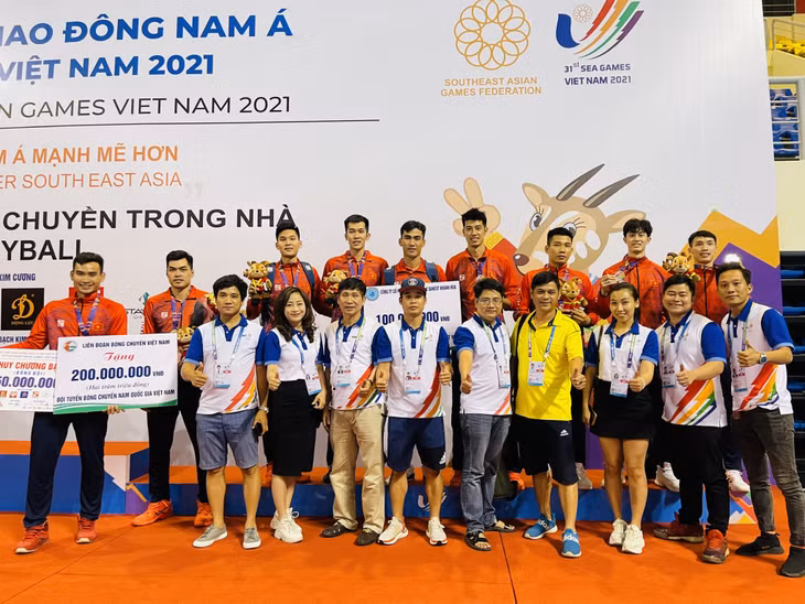 Ekip thực hiện THTT loạt 27 trận bóng chuyền trong nhà SEA Games 31 chụp ảnh cùng đội tuyển bóng chuyền nam Việt Nam sau khoảnh khắc nhận giải.