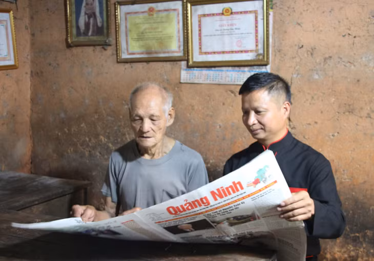 Ông Dường Phúc Thím (bên phải), Bí thư Chi bộ, Trưởng thôn Khe Tiền, xã Đồng Văn (huyện Bình Liêu) thường xuyên tuyên truyền, vận động nhân dân thực hiện tốt đường lối, chủ trương của Đảng, chính sách, pháp luật của Nhà nước thông qua các nội dung đăng tải trên Báo Quảng Ninh.