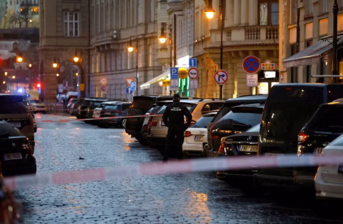 Cảnh sát phong tỏa hiện trường vụ xả súng tại Đại học Charles, Prague, Czech ngày 21/12. Ảnh: Reuters