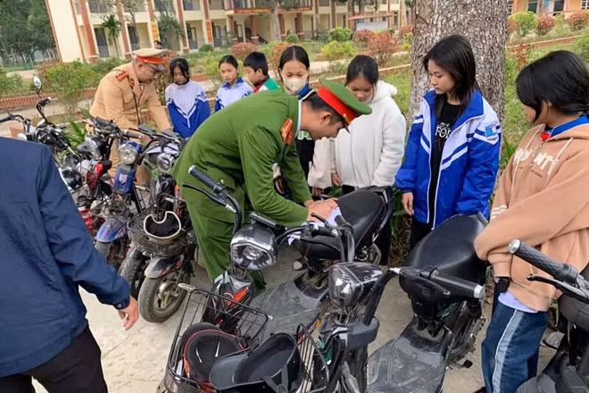 Lực lượng công an kiểm tra đột xuất điểm trông giữ xe của 2 trường THCS tại huyện Thanh Sơn. Ảnh: Công an huyện Thanh Sơn.