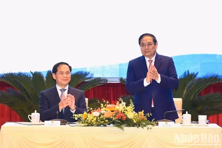 Thủ tướng Phạm Minh Chính đến dự và phát biểu chỉ đạo tại Phiên họp toàn thể Hội nghị Ngoại giao lần thứ 32 với chủ đề “Ngoại giao kinh tế phục vụ phát triển đất nước”.
