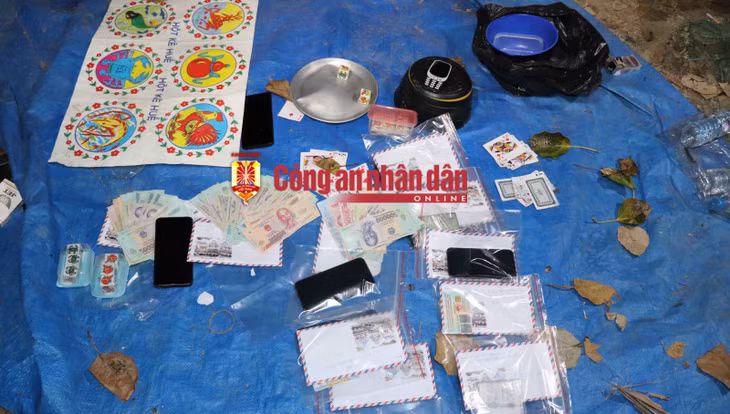 Các đối tượng đánh bạc (hàng ngồi) cùng tang vật.