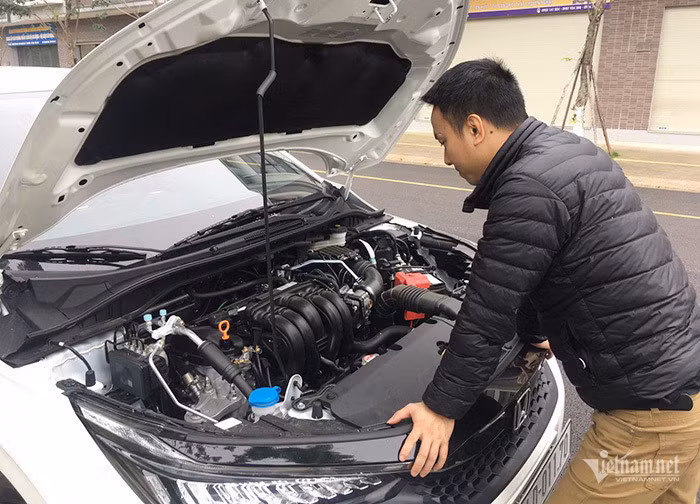 Kiểm tra một vòng quanh xe trước khi di chuyển sẽ giúp giảm thiểu rủi ro trên đường.